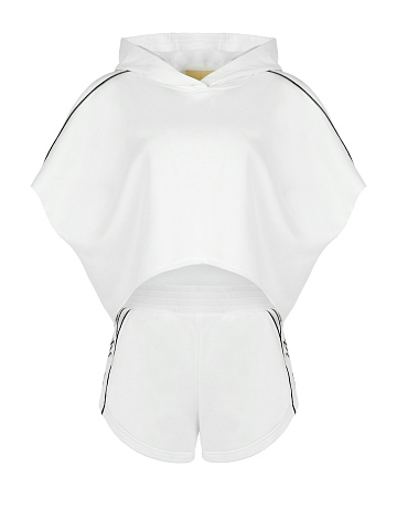 Белый трикотажный костюм с шортами и черной вышивкой, 1