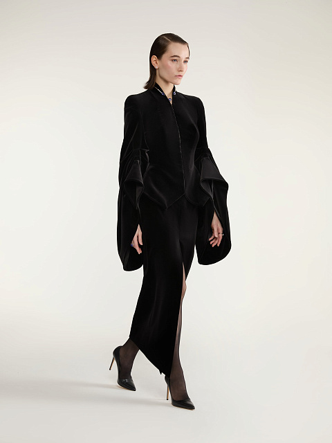 Черный бархатный костюм из жакета и юбки с разрезом, 6 Черный бархатный костюм из жакета и юбки с разрезом, 6