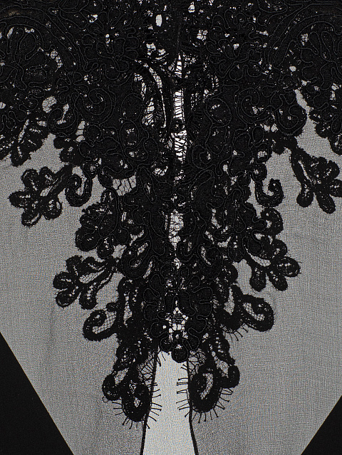 Черное шелковое платье-макси с накидкой из шифона и кружева, 5