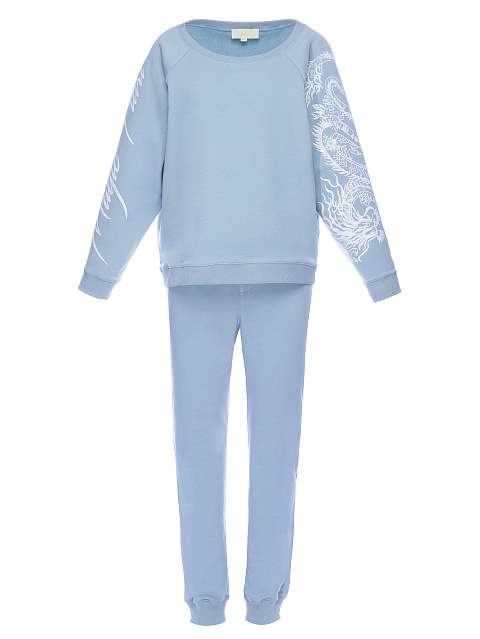 Костюм из голубого трикотажа, рукав реглан, манжеты на резинке, принт на рукавах, 4 Костюм из голубого трикотажа, рукав реглан, манжеты на резинке, принт на рукавах, 4
