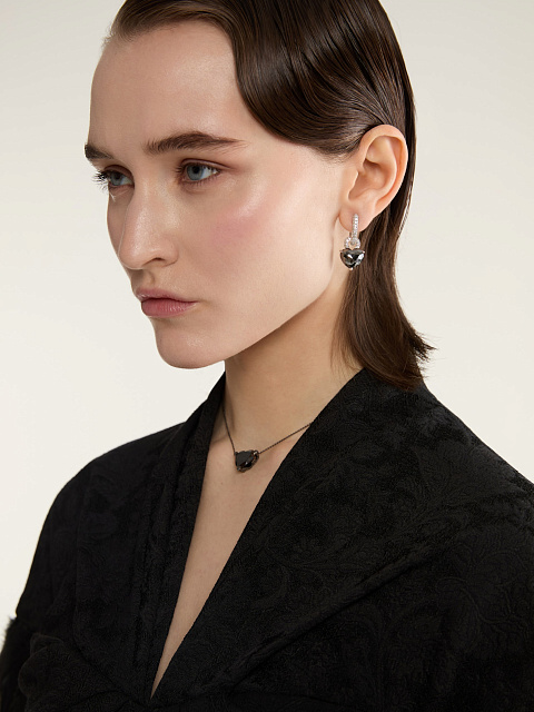 Колье из черненого золота с кулоном из черного бриллианта в форме сердца, 2 Колье из черненого золота с кулоном из черного бриллианта в форме сердца, 2