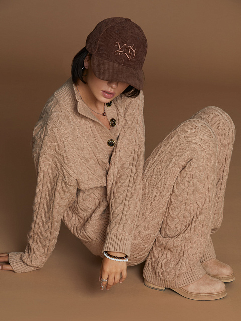 Бежевый вязаный комплект из пуловера и брюк, 7