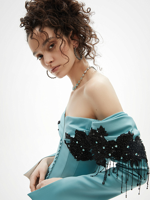 Голубой костюм-двойка с открытыми плечами и вышивкой, 3 Голубой костюм-двойка с открытыми плечами и вышивкой, 3