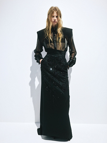 Черная юбка с вышивкой, 2