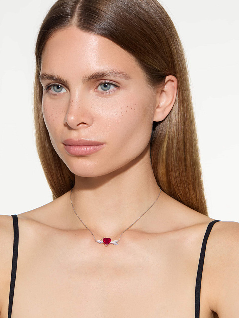 Колье с кулоном из белого золота с рубином в огранке «сердце» и круглыми бриллиантами, 3 Колье с кулоном из белого золота с рубином в огранке «сердце» и круглыми бриллиантами, 3