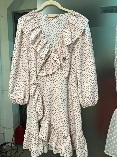 Платье на запах из вискозы розовой в цветочек, длинный рукав, волан по юбке, 1