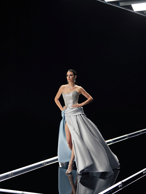 Серое платье-макси из тафты с корсетным верхом в пайетках, 6