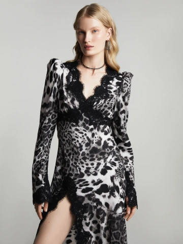 Серое платье-миди из шелка с леопардовым принтом и кружевом, 1