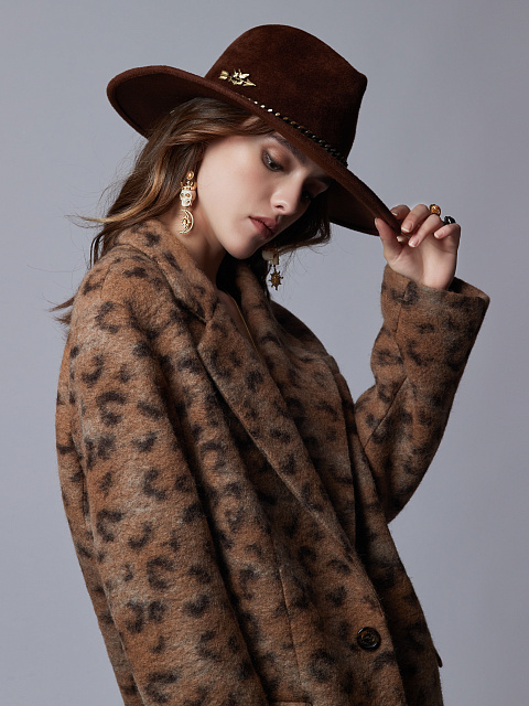 Коричневая фетровая шляпа с цепью, 6