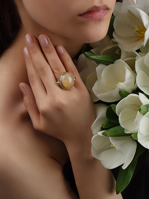 Кольцо из желтого золота с опалом и перидотами, 5 Кольцо из желтого золота с опалом и перидотами, 5