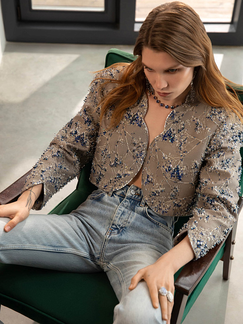 Укороченный жакет из серого жаккарда с цветочной вышивкой бисером и кристаллами, 4