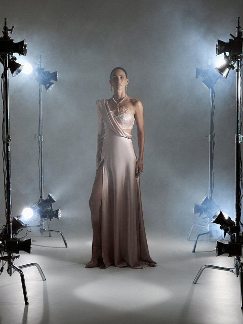 Пудровое асимметричное платье-макси из шелка с драпировкой, 2