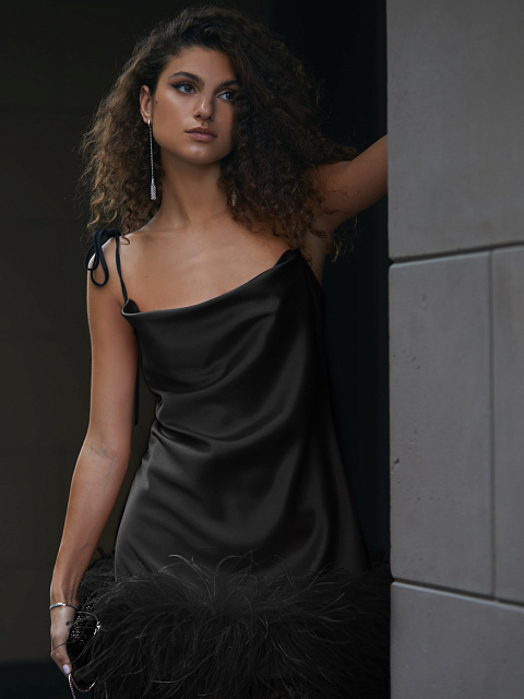 Черное атласное платье-комбинация с боа, 5