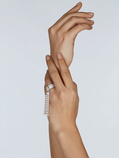 Кольцо-кисть из белого золота, бриллиантов круглой огранки и огранки «бриолет», 9 Кольцо-кисть из белого золота, бриллиантов круглой огранки и огранки «бриолет», 9