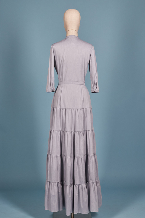 Платье-рубашка из светло-серого хлопка, отрезная талия, четыре яруса, рукав 3/4 , кнопки, отстрочка, 1