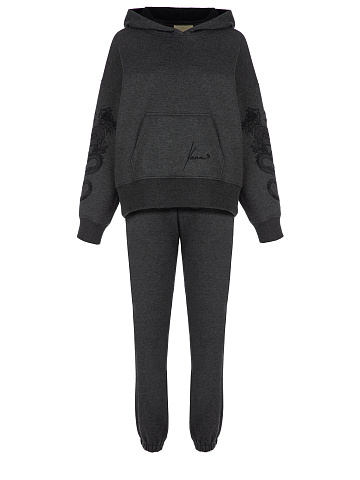 Темно-серый костюм с вышивкой в тон на рукавах, 1