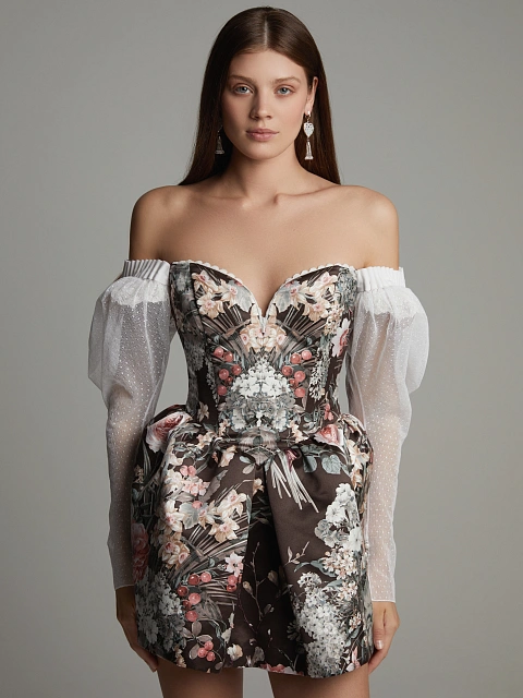 Коричневое платье-мини из шелка с принтом и белыми рукавами, 2