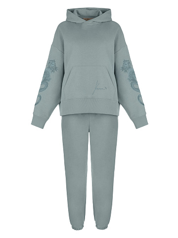 Серый костюм с голубой вышивкой на рукавах, 1