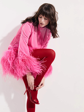 Ярко-розовое бархатное платье-мини с перьями, 2