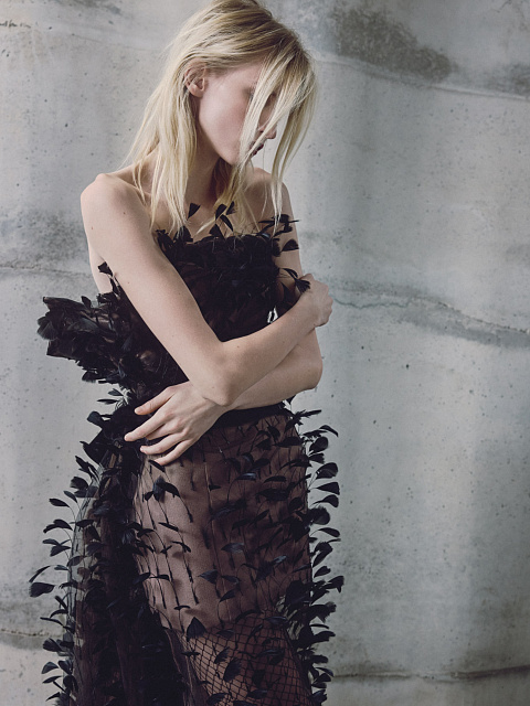 Черное платье-макси с перьями, 2