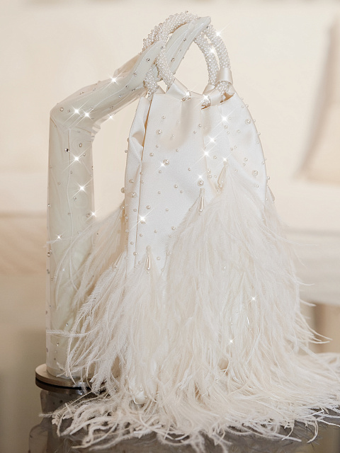 Белая сумка из шелка с жемчугом и перьями, 5