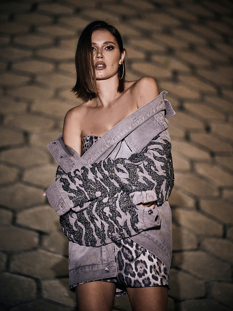 Серая джинсовая куртка с вышивкой, 6