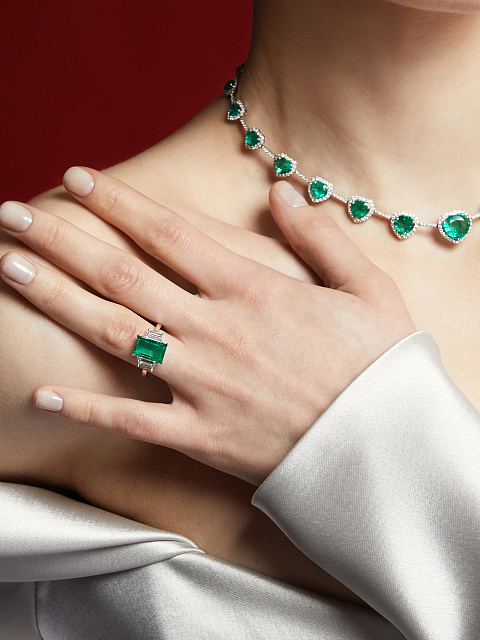 Кольцо из белого золота с изумрудом огранки «багет» и бриллиантами, 8