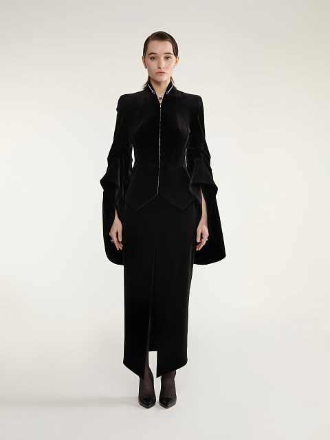 Черный бархатный костюм из жакета и юбки с разрезом, 3 Черный бархатный костюм из жакета и юбки с разрезом, 3