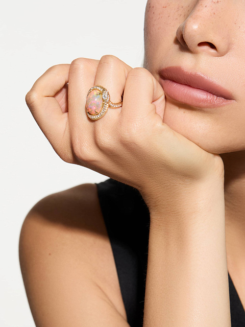 Кольцо из желтого золота с опалом и бриллиантами, 4 Кольцо из желтого золота с опалом и бриллиантами, 4