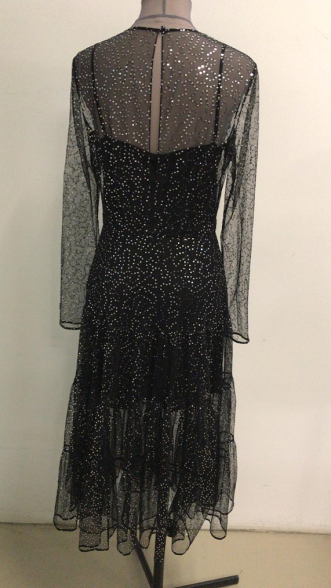 Платье из черной с серебро пайетками, отрезная талия, три яруса, длинный рукав, щель по спинке, 1