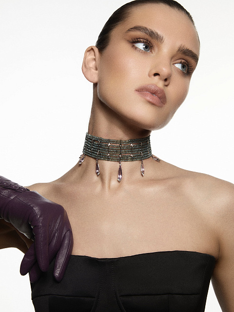 Колье-чокер из белого золота с серыми бриллиантами, аметистами и зелеными сапфирами, 3