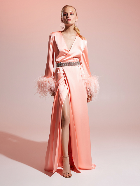 Розовое атласное платье-макси с боа на рукавах, 5