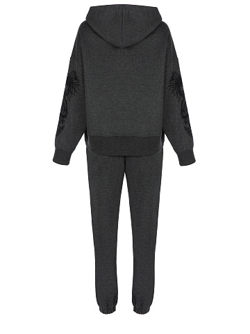 Темно-серый костюм с вышивкой в тон на рукавах, 2