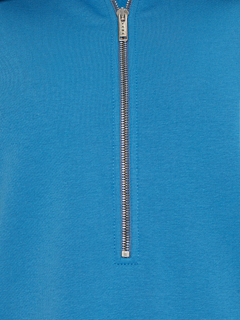 Ярко-голубой костюм с укороченной толстовкой и белой вышивкой, 4