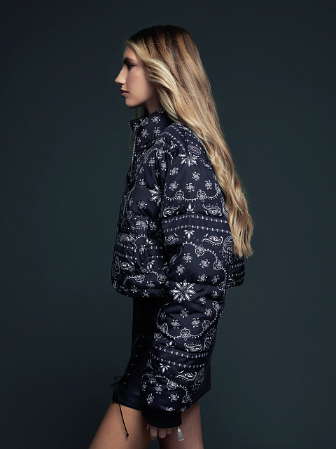 Черный укороченный пуховик с узором «пейсли», 9