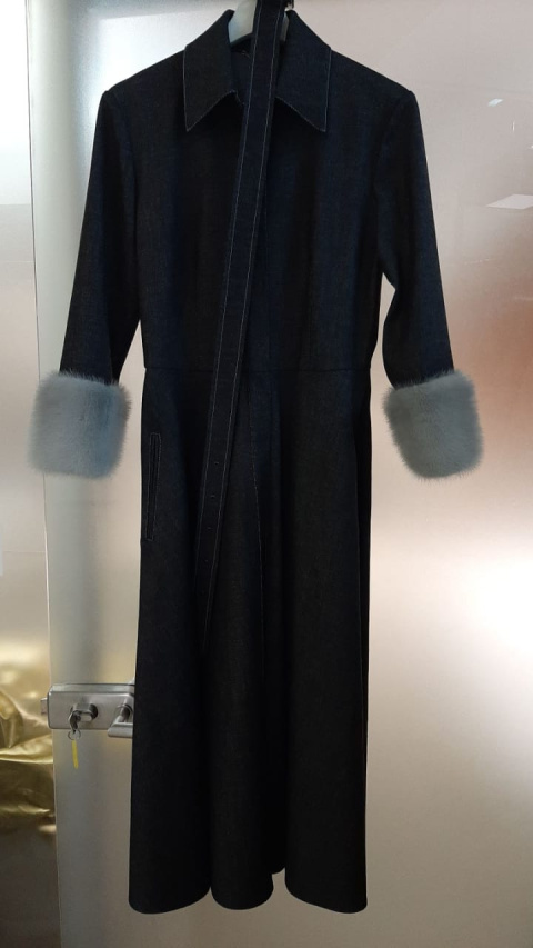 Платье-рубашка из черной джинсовой ткани, отрезная талия, юбка клеш, низ рукава норка, 1