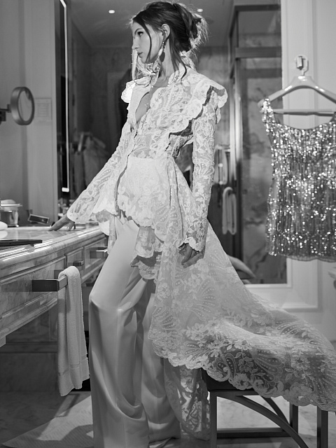 Белый костюм из кружевного фрака и брюк, 7