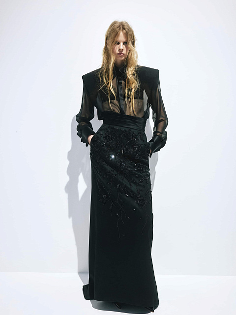 Черная юбка с вышивкой, 1