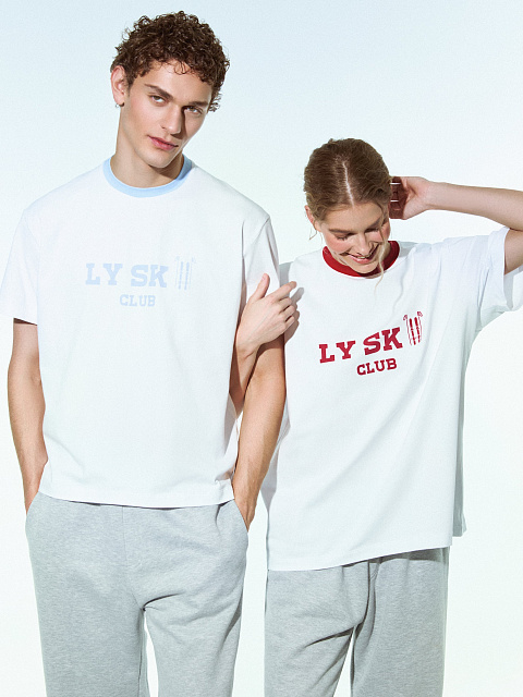 Белая футболка из хлопка с голубым кантом и принтом, 5 Белая футболка из хлопка с голубым кантом и принтом, 5