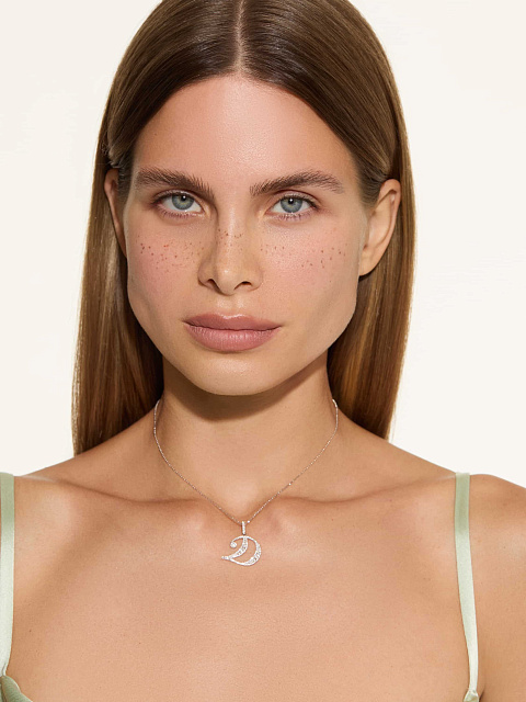 Колье из белого золота с кулоном в виде буквы D с бриллиантами, 2 Колье из белого золота с кулоном в виде буквы D с бриллиантами, 2