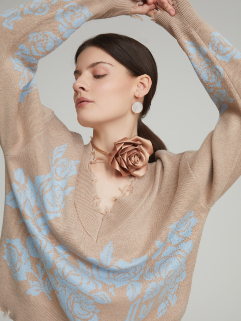 Бежевый пуловер с V-образным вырезом и розами, 1