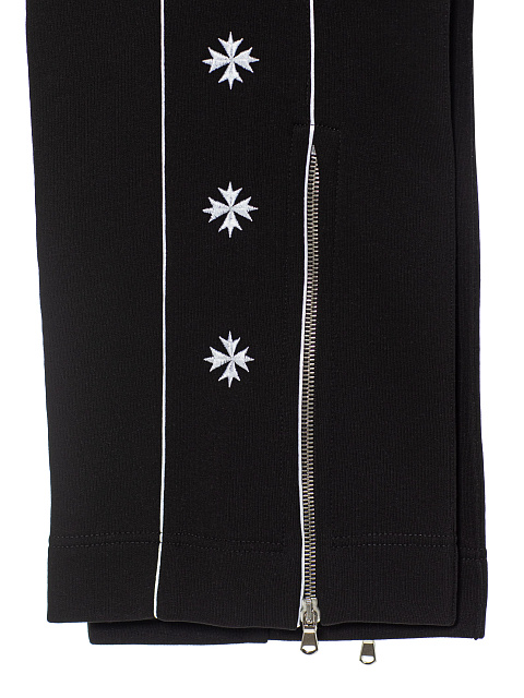 Черный костюм с укороченной толстовкой и вышивкой в виде васильков, 6 Черный костюм с укороченной толстовкой и вышивкой в виде васильков, 6