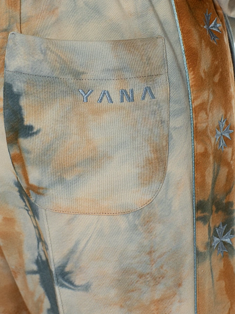 Голубой tie-dye костюм с укороченной толстовкой и вышивкой в виде васильков, 5