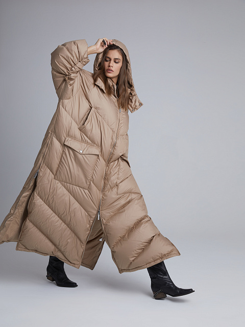 Бежевый длинный пуховик с капюшоном, 2