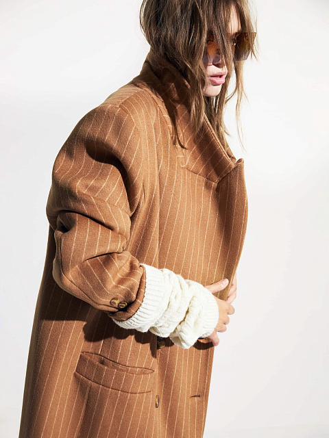 Коричневое двубортное пальто в полоску, 2