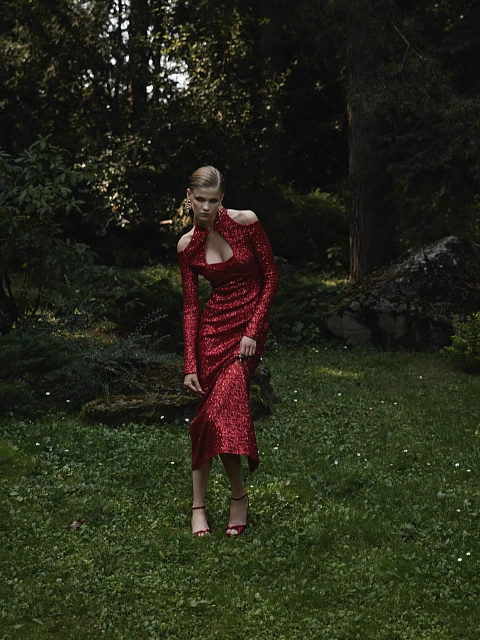 Красное платье-миди в пайетках с открытыми плечами, 7