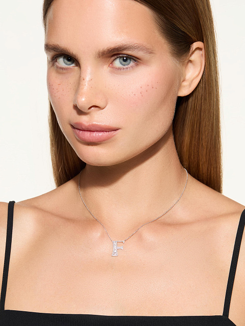 Колье с кулоном из белого золота и бриллиантов в виде буквы F, 2 Колье с кулоном из белого золота и бриллиантов в виде буквы F, 2