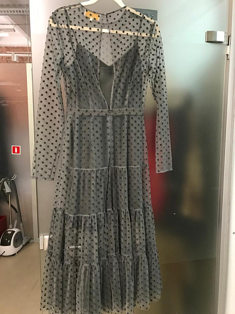 Платье из темно-серой сетки в горох, отрезная талии,три яруса, длинный рукав, щель по спинке, 2