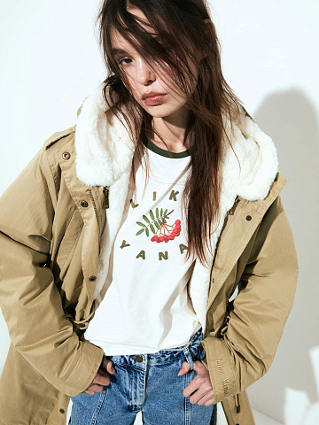 Белая футболка с принтом и зеленым кантом, 2