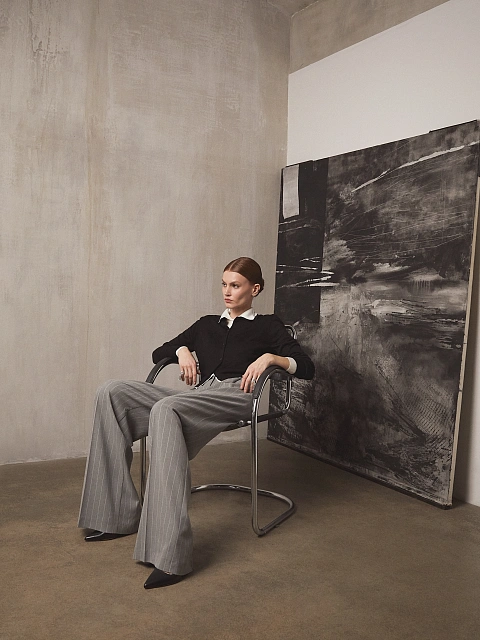 Серые широкие брюки в полоску, 5